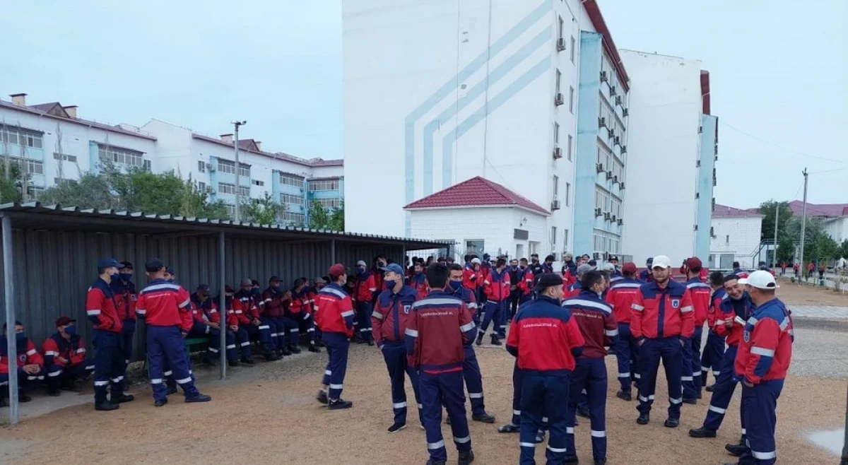 Работники нефтесервисной компании в Мангистауской области во время забастовки. Фото «Радио Азаттык»