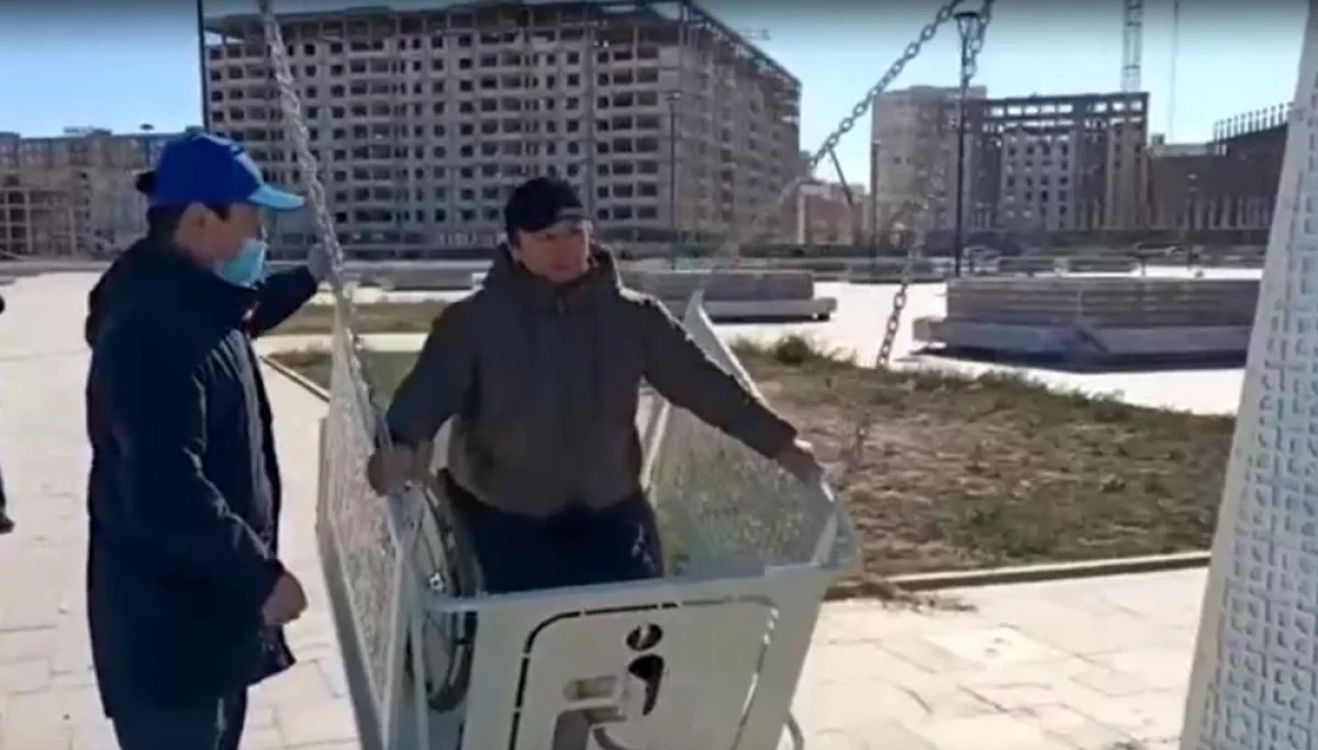 Новые качели возле областного музея имени Абиша Кекильбаева. Кадр видео