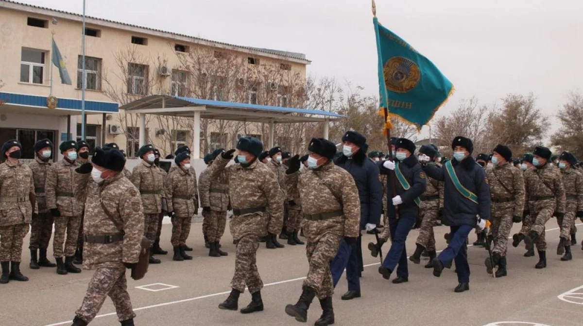 Прощание со знаменем. Фото предоставлено пресс-службой Актауского гарнизона