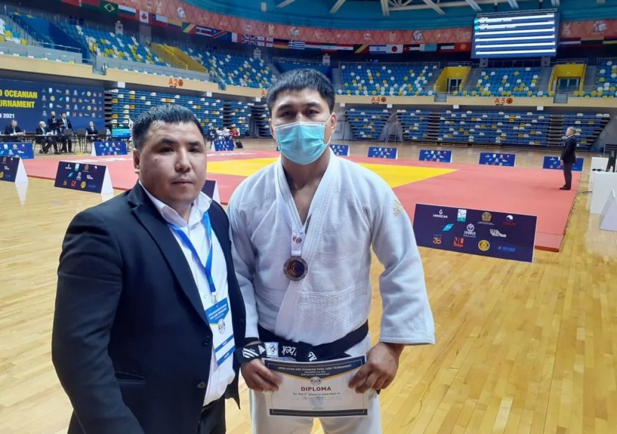 Асылбек со своим личным тренером Калмуратом Темирхановым. Фото предоставил Айбек Имашев