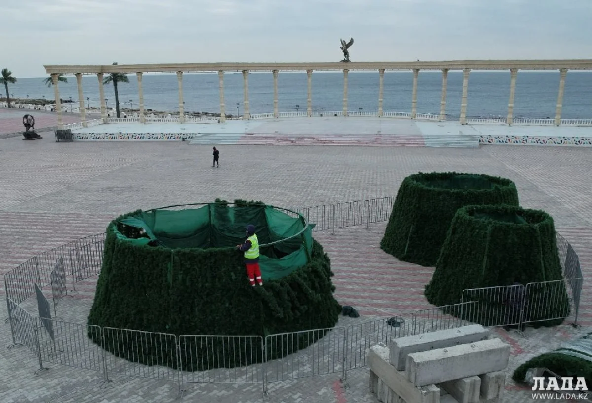 Монтаж праздничных елок