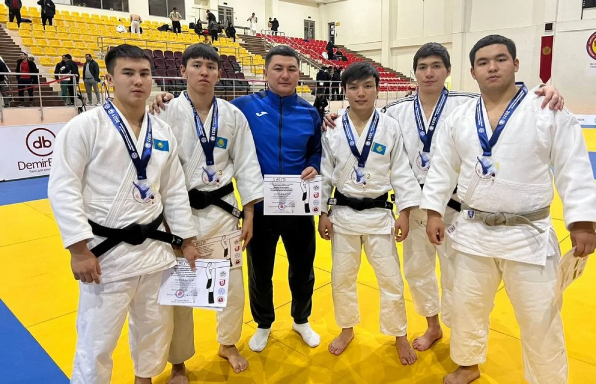 Призёры из Мангистау с тренером Пернеханом Толеповым