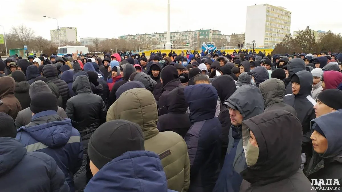 Митинг на площади в Актау