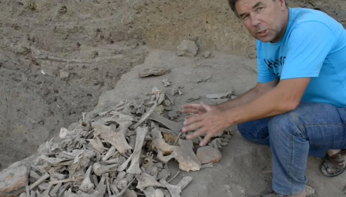 Андрей Астафьев рассказывает о быте кызылкалинцев. Кадр видео