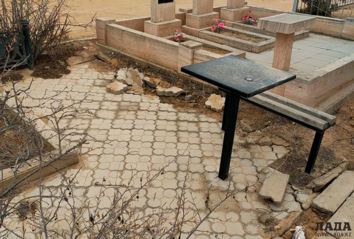 В таком состоянии сейчас находится участок с могилой. Фото предоставила дочь Альберта Каримова.