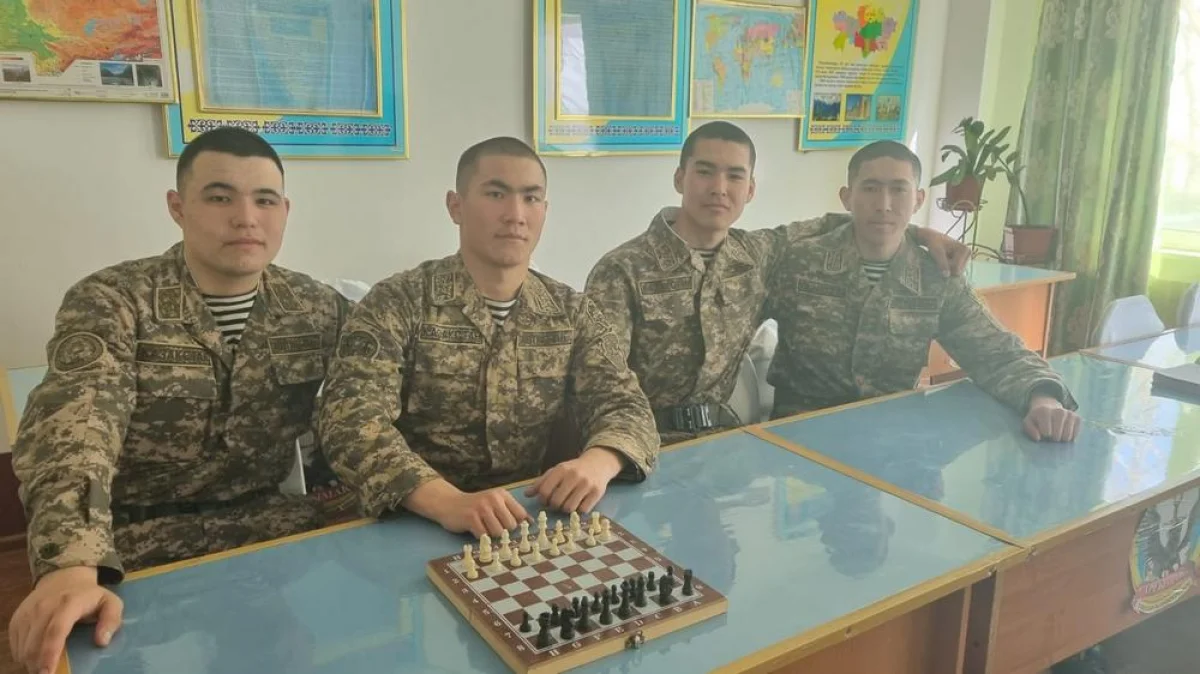 Чемпион Азии (второй слева). Фото предоставлено Н.Шалабаевым