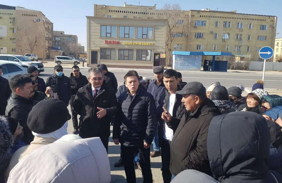 Встреча Жанболата Мамая с жителями Жанаозена. Фото со страницы Facebook