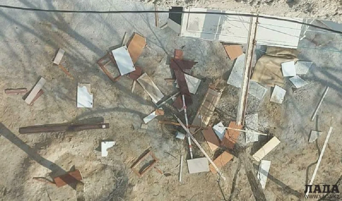 Предметы, которые соседка, по словам жильцов, кидает вниз