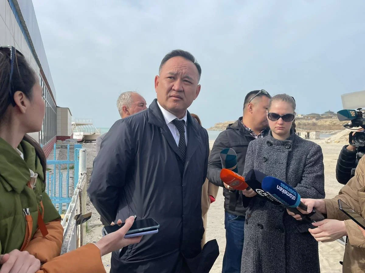 Заместитель акима города Актау Ербол Избергенов отвечает на вопросы журналистов. Фото автора
