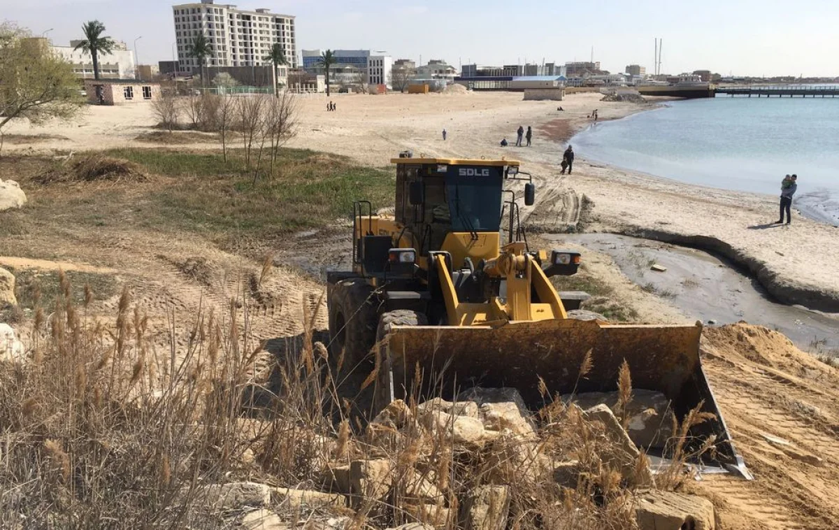 Уборка территории пляжа. Фото предоставила федерация парусного спорта