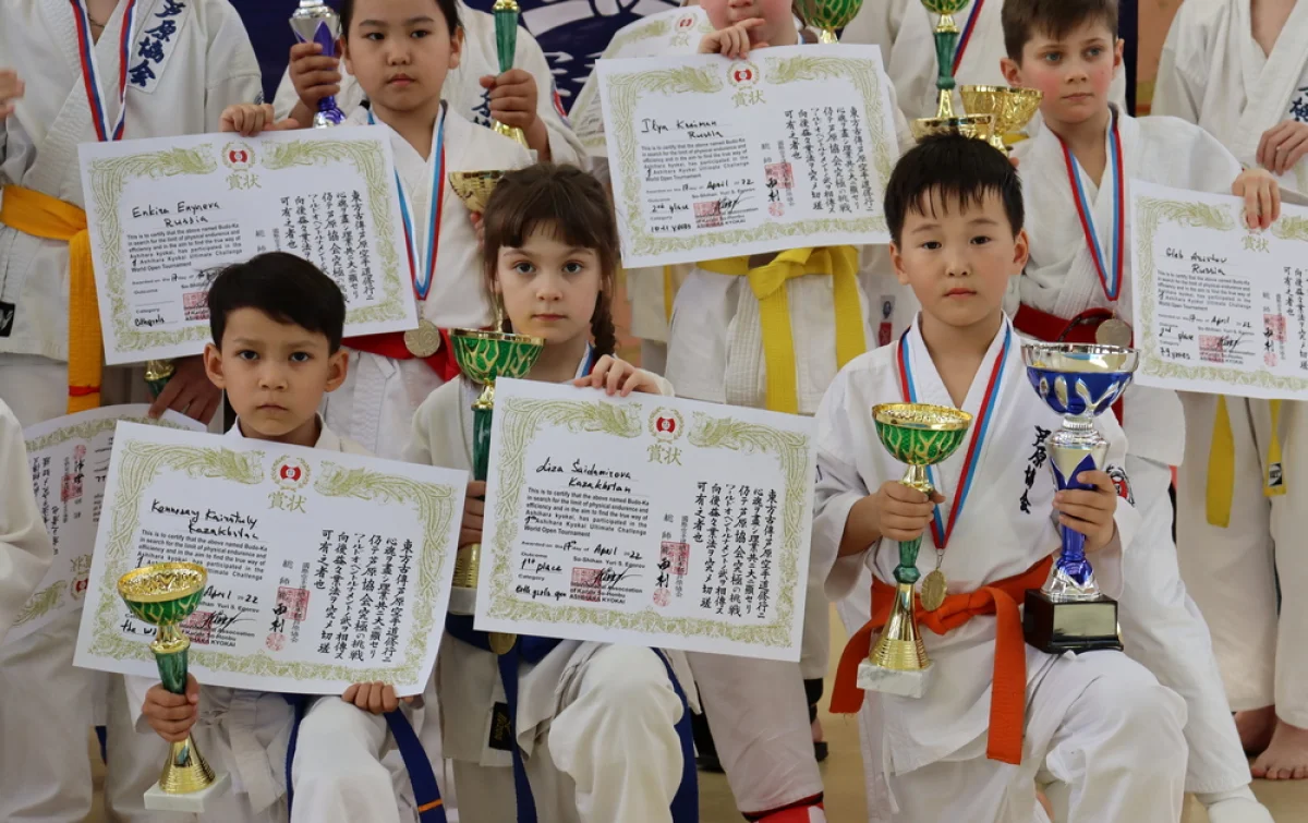 Наши призеры Кенесары Кайратулы, Елизавета Сайдамирова и Азамат Элеупов. Фото предоставил Дмитрий Печкин