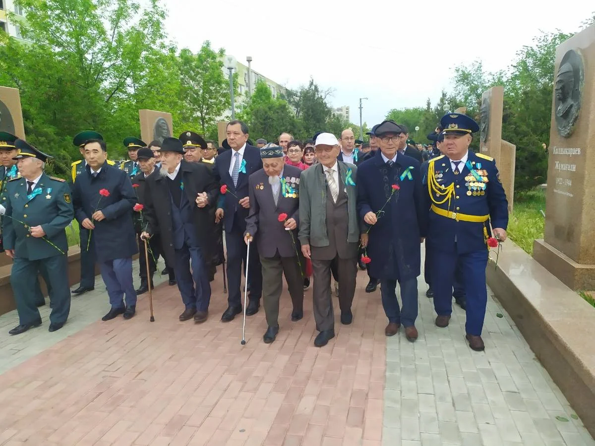 Возложение цветов к монументу в Актау