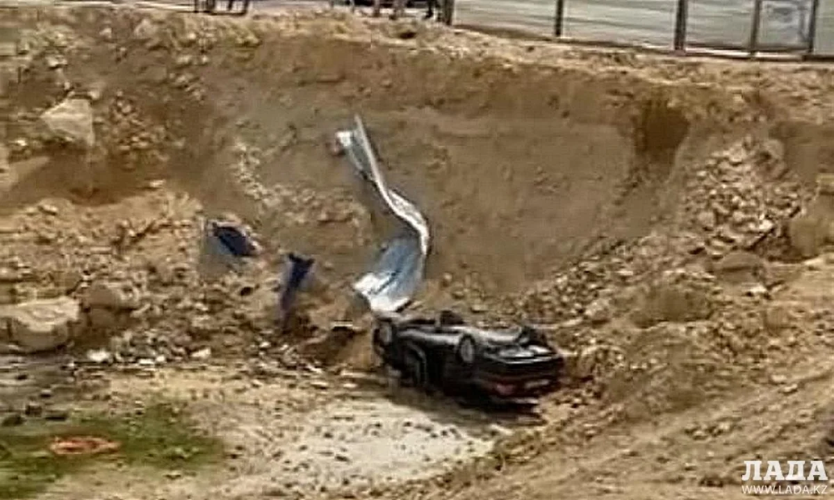 Упавший в котлован автомобиль