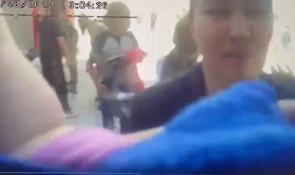 Момент передачи сотрудником полиции ребенка матери