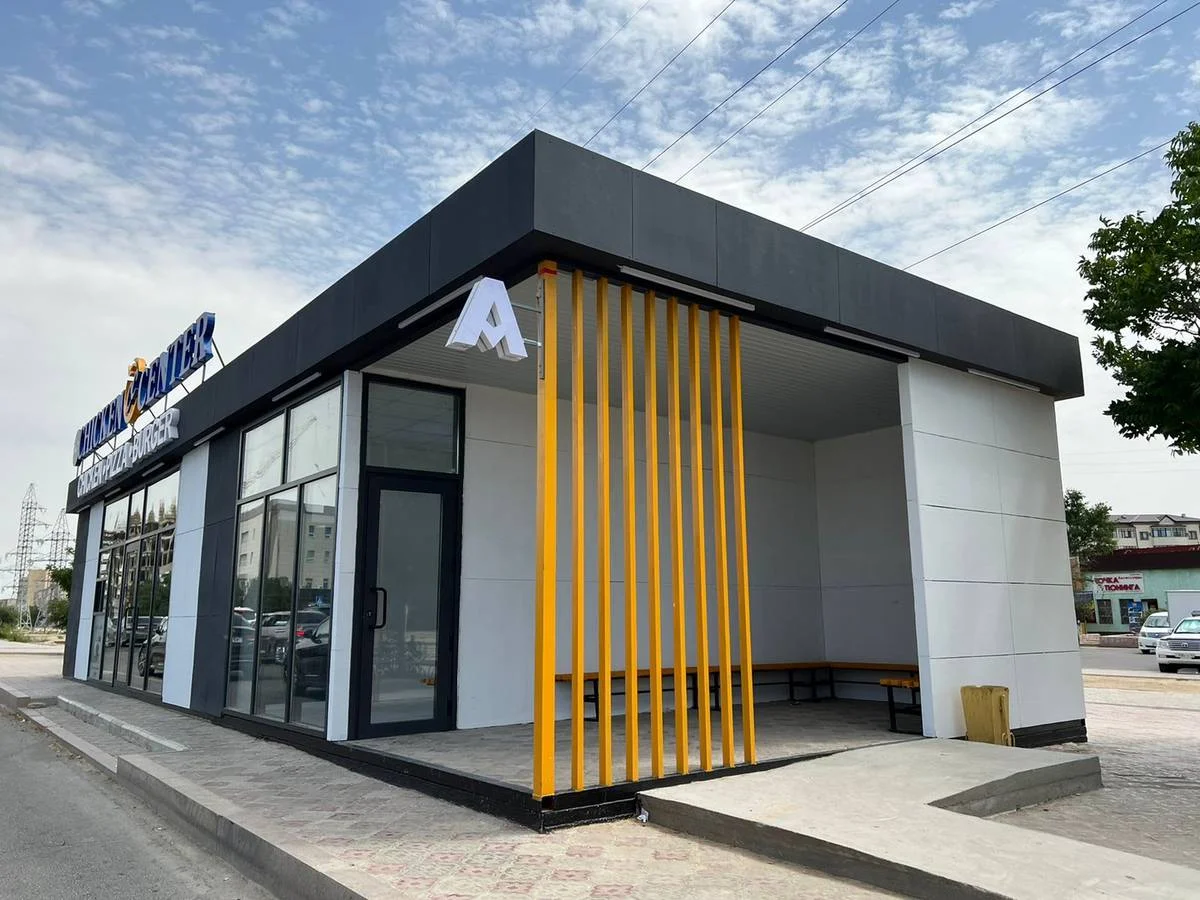 Автобусная остановка перед &quot;зеленым&quot; рынком в Актау