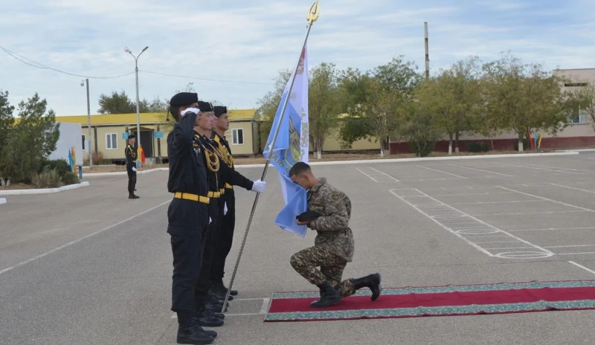 Прощание со знаменем. Фото предоставлено Н.Шалабаевым