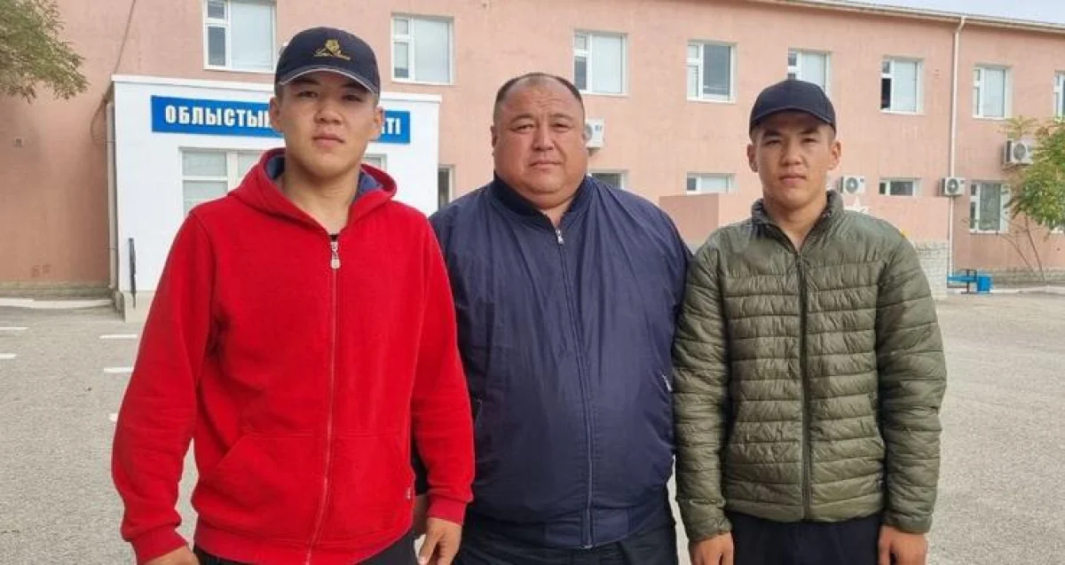 Братья с отцом. Фото предоставлено Н.Шалабаевым