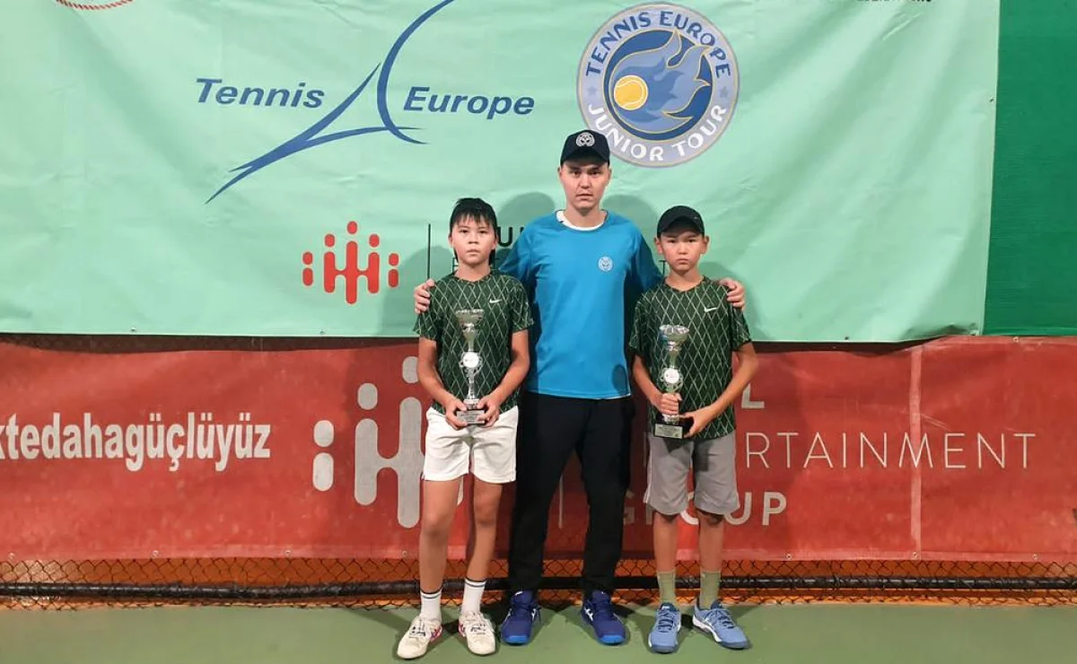 Диас и Нурдаулет со своим тренером Берекетом Жанибековым