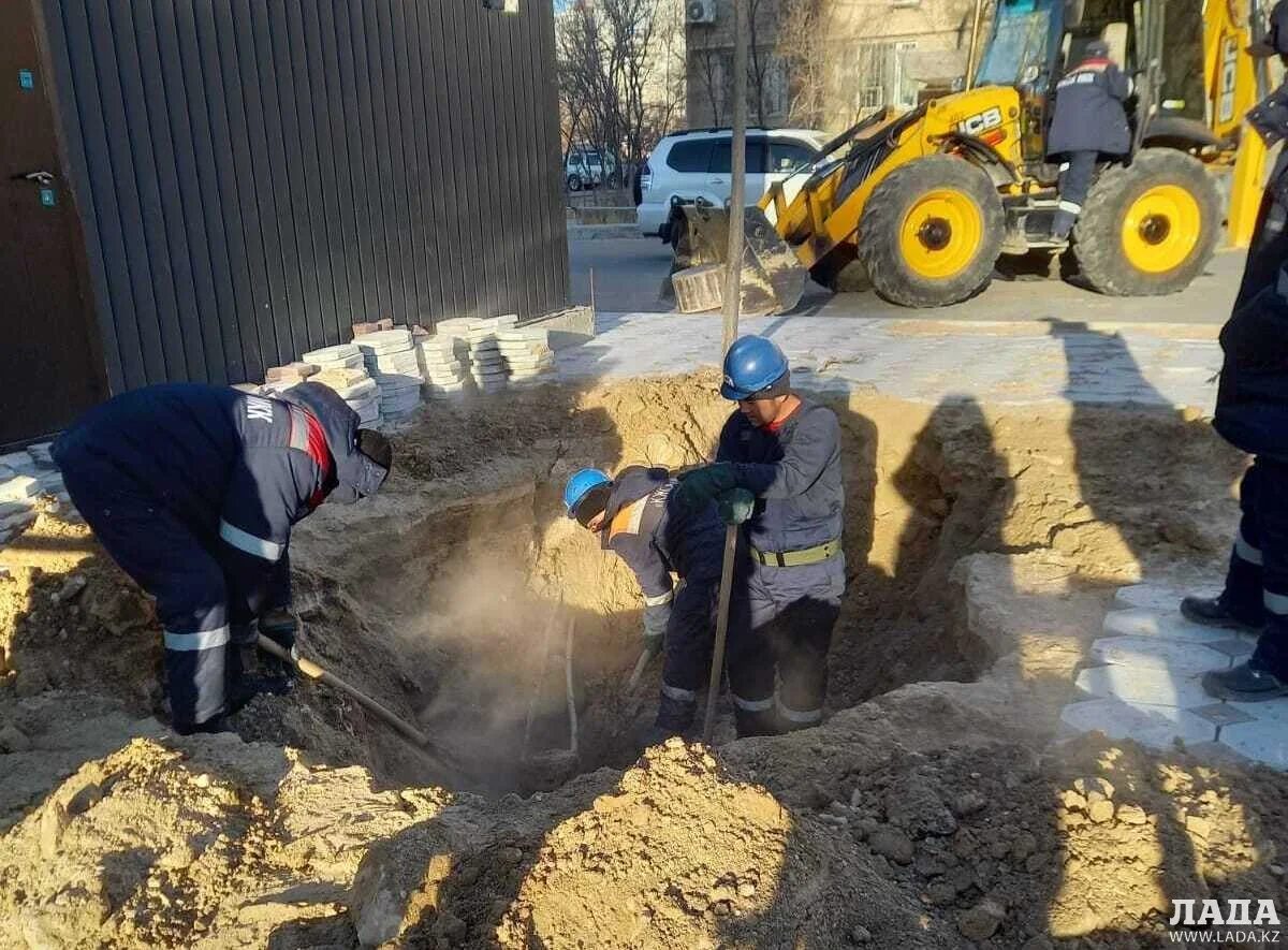 Работы на месте порыва теплосети