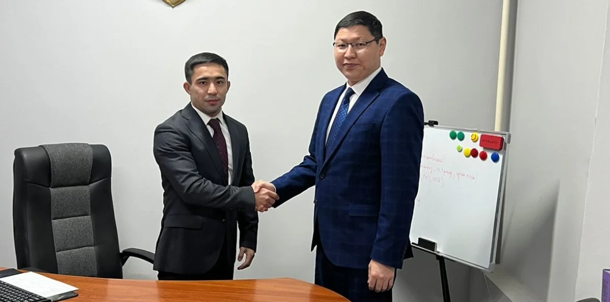 Айбек Имашев (слева) с заместителем акима Мангистауской области