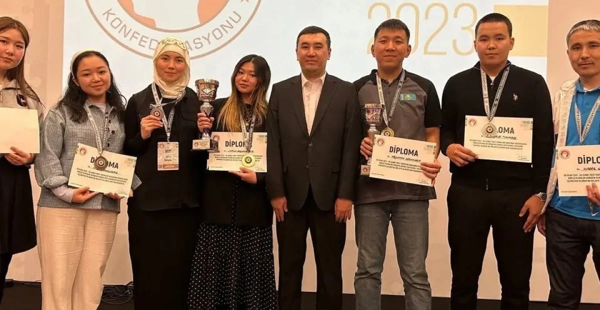 Ж.Туракбай (второй справа)