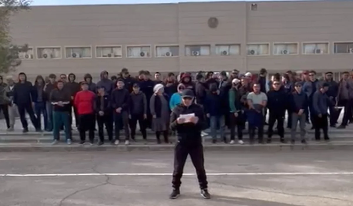 Собравшиеся у акимата. Кадр видео