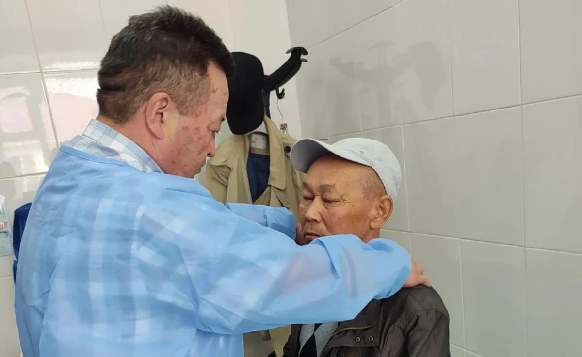 Онкохирург проводит приём. Фото предоставлено пресс-службой онкоцентра