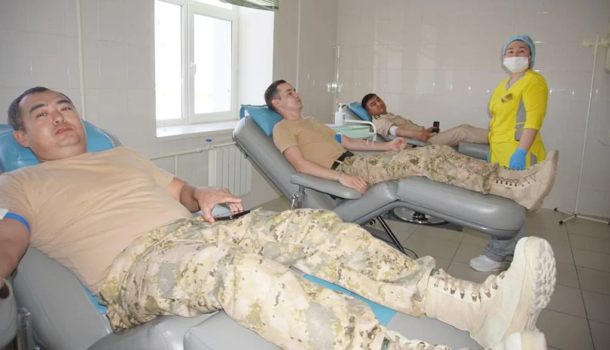 Доноры - военнослужащие пограничных войск. Фото предоставлено А.Жаналиповым