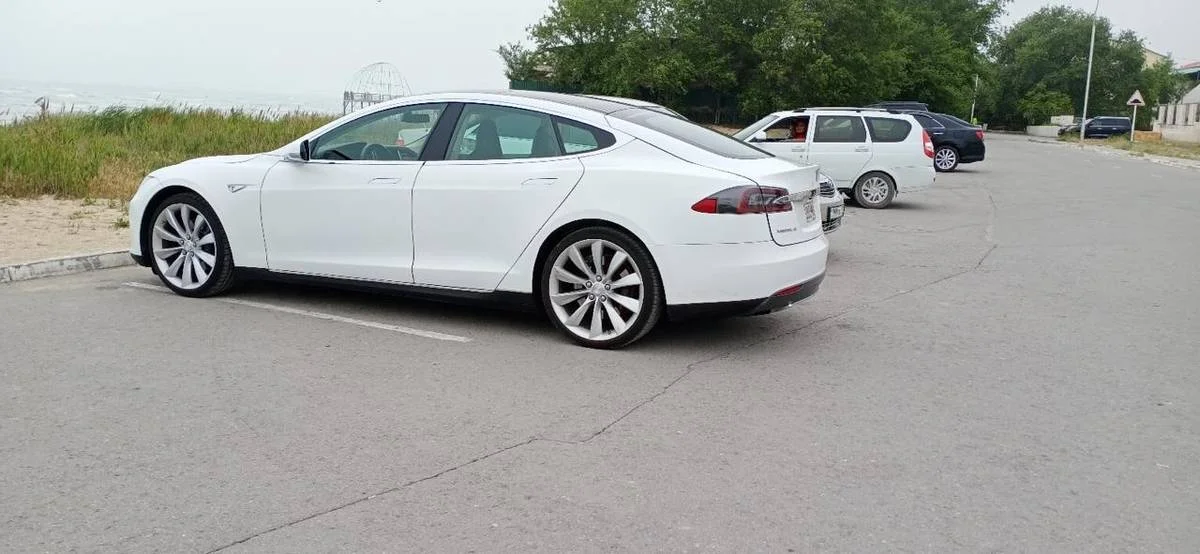 Первая Tesla в Актау. Фото из архива lada.kz