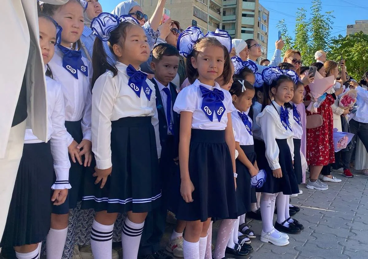 Торжественная линейка в гимназии №13 в 12 микрорайоне