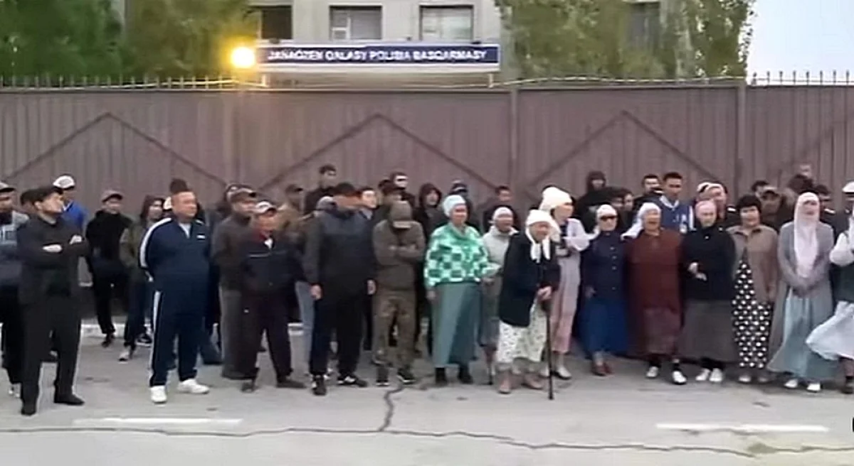 Собравшиеся у здания управления полиции в Жанаозене