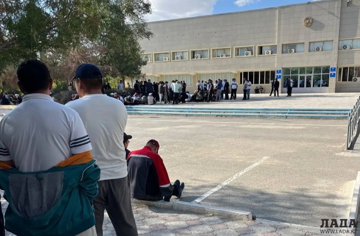 Собравшиеся рабочие у акимата Жанаозена