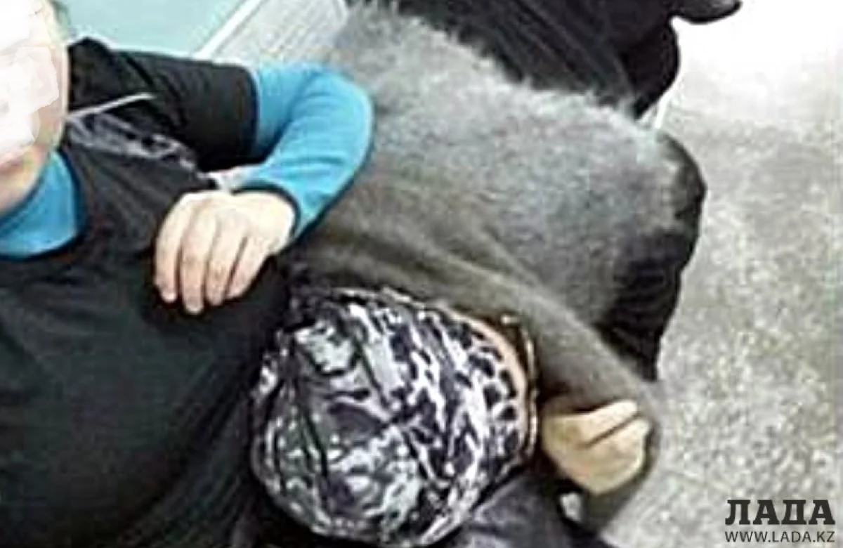 На фото Арман Батырова с мамой в Мангистауской областной больнице