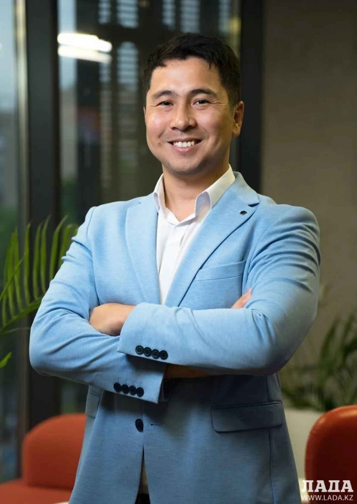 Бөлініп жатқан жалаңаш балапан.