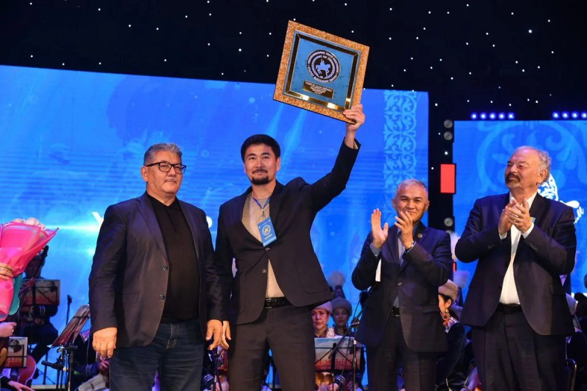 Медгат Умиралиев с наградой «Лучшая мужская роль». Фото предоставила директор Мангистауского областного музыкально драматического театра имени Нурмухана Жантурина Гульсина Миргалиева