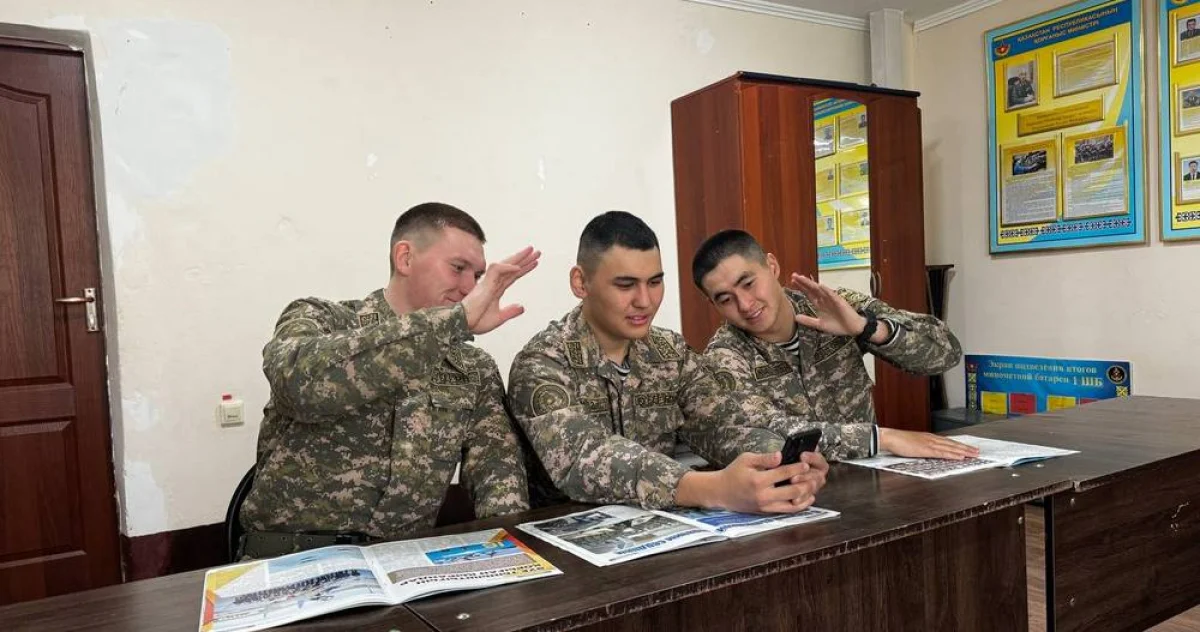 Трогательный момент для солдат. Фото предоставил Н.Шалабаев