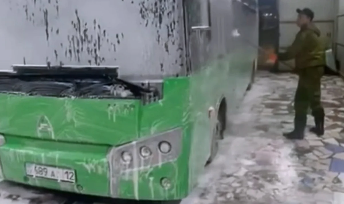 Мойка автобусов. Фото предоставили в городском акимате