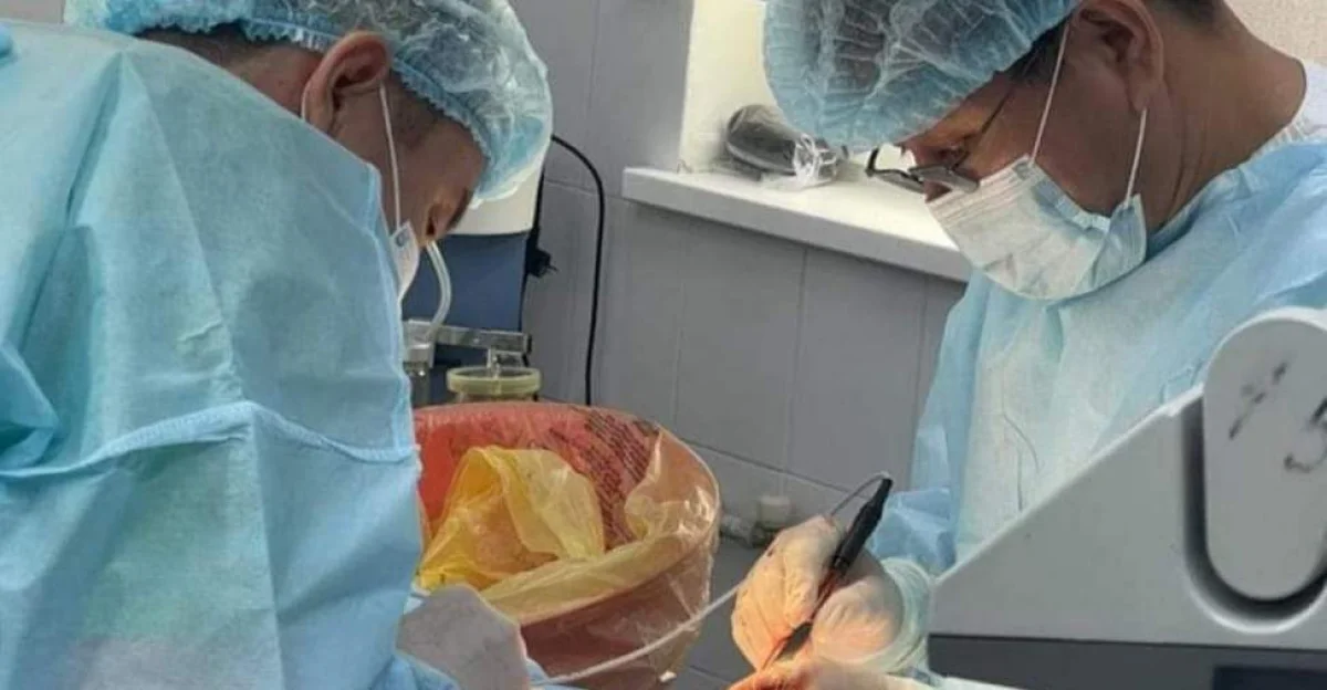 Хирурги за операцией. Фото предоставлено ОПЦ