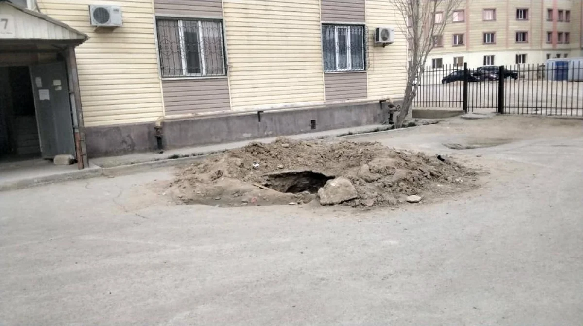 Очередной порыв. Фото предоставили жители 31Б микрорайона