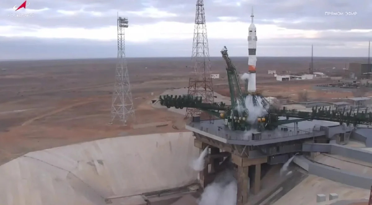 "Союз МС-25" во время несостоявшегося пуска / Скриншот с YouTube-канале "Роскосмоса"  Данный текст скопирован с сайта Informburo.kz https://informburo.kz/novosti/zapusk-kosmiceskogo-korablya-soyuz-s-baikonura-ostanovili-za-20-sekund-do