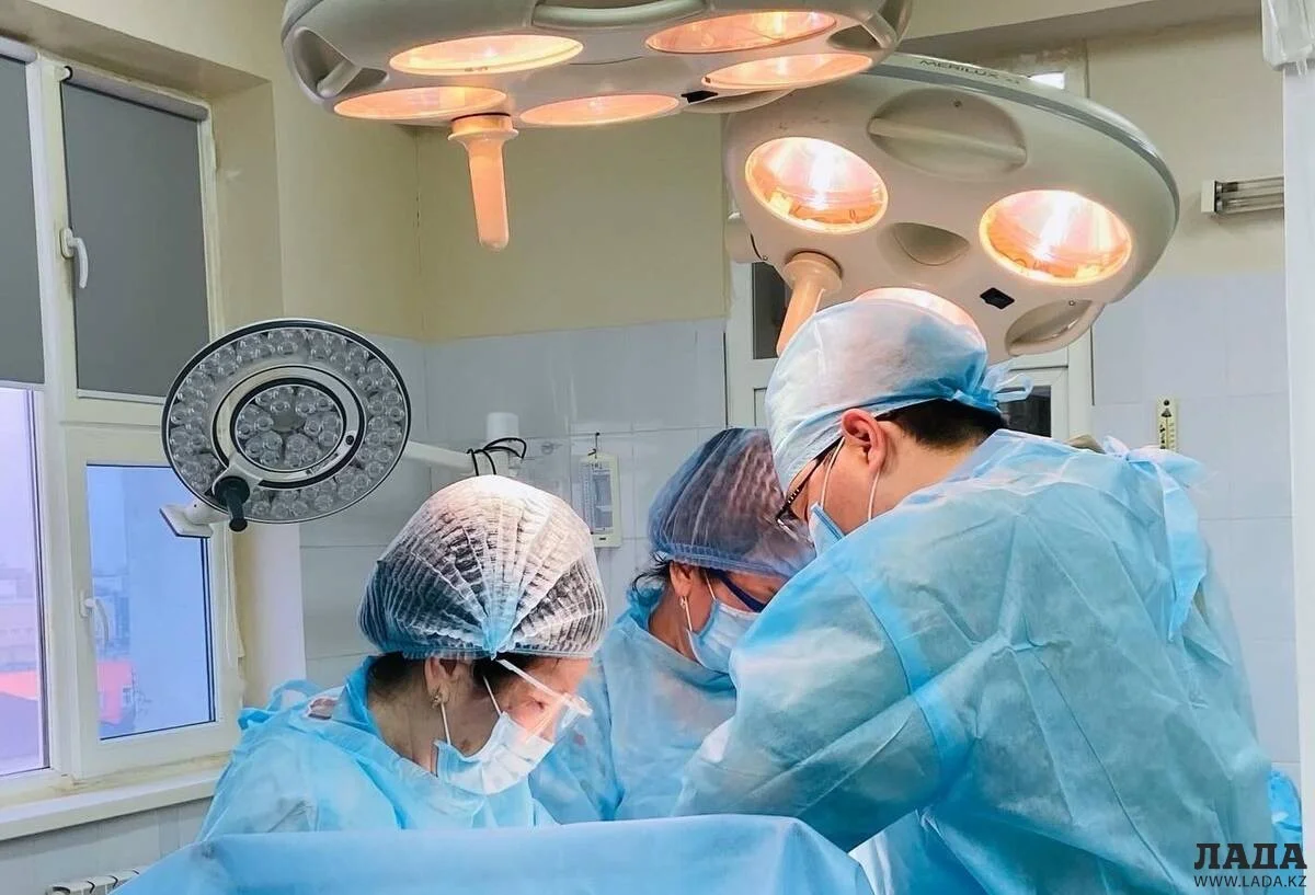 Момент проведения операции. Фото предоставила пресс-служба облздрава