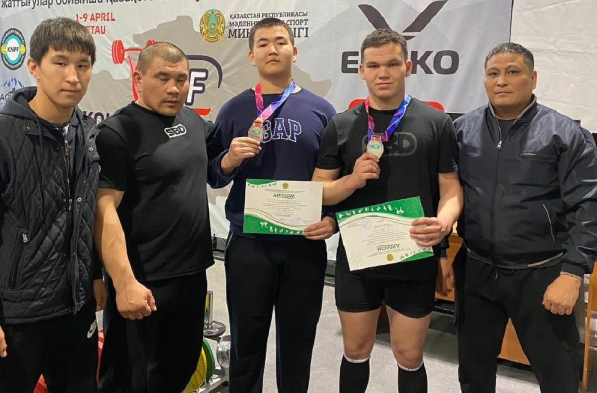 Наши призёры. Фото предоставил президент федерации по пауэрлифтингу региона Арман Рыскали