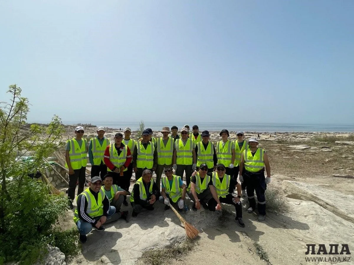 Коллектив ТОО «Барьер Плюс» вывез 3 тонны мусора с набережной Актау