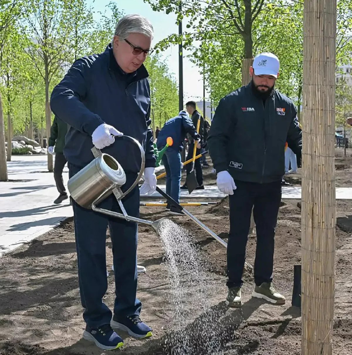 Токаев на субботнике. Фото: t.me/aqorda_resmi