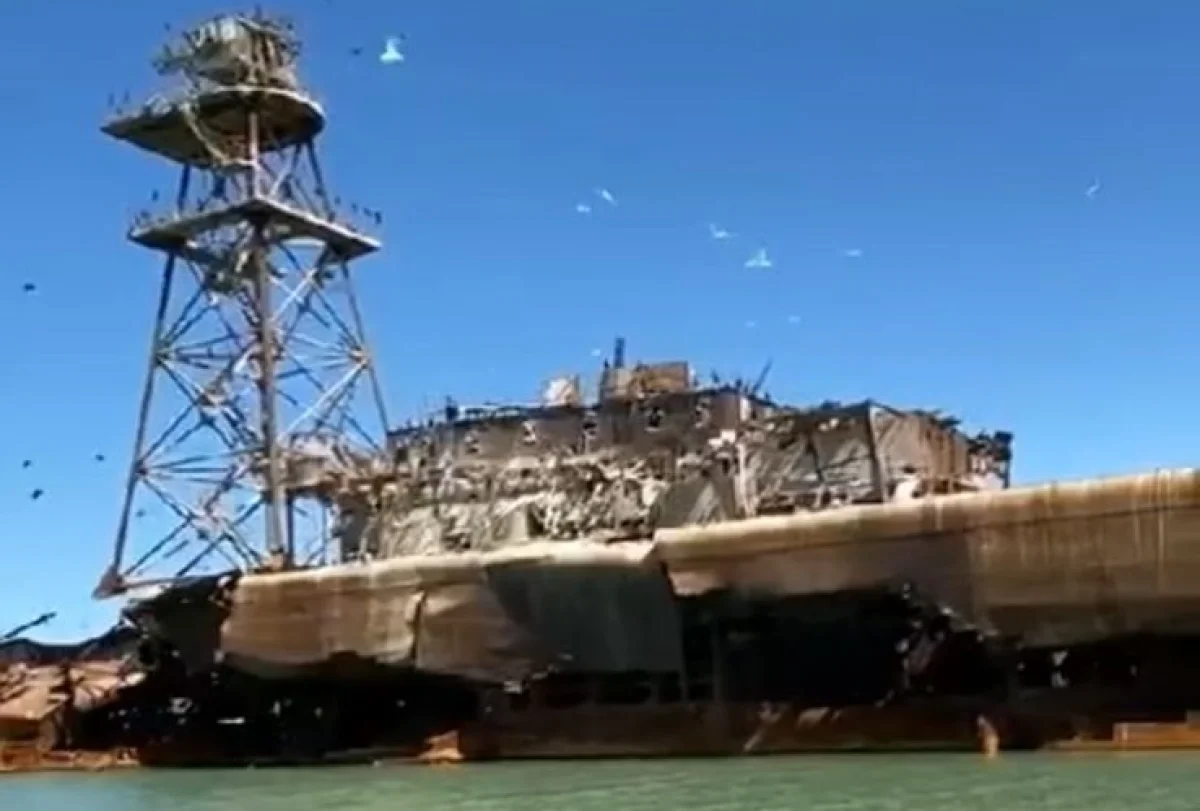 "Корабль-призрак": в Сети набирает популярность видео с затонувшим на Каспии судном