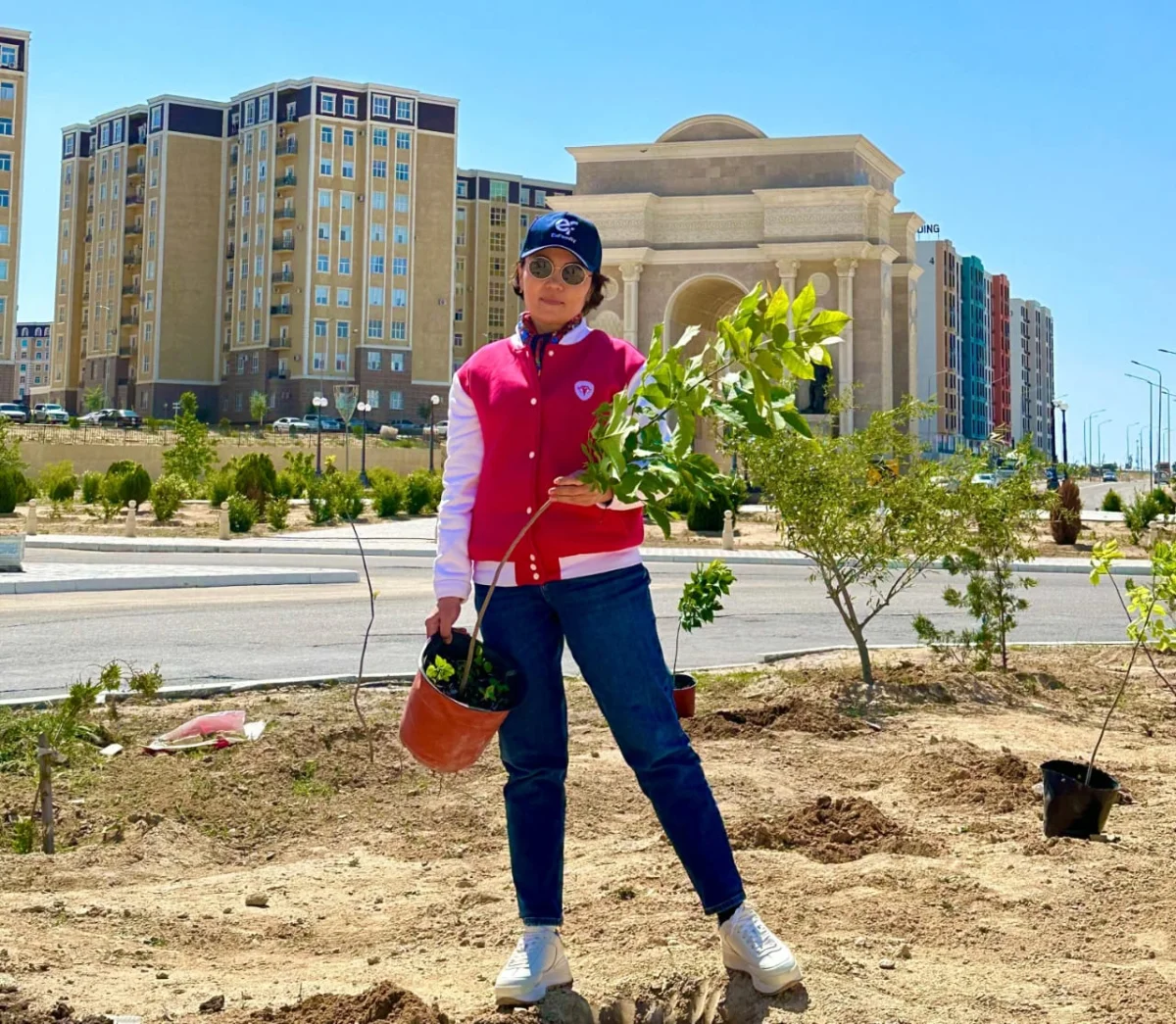 Сотрудники Евразийского банка высадили более 30 саженцев ясеня