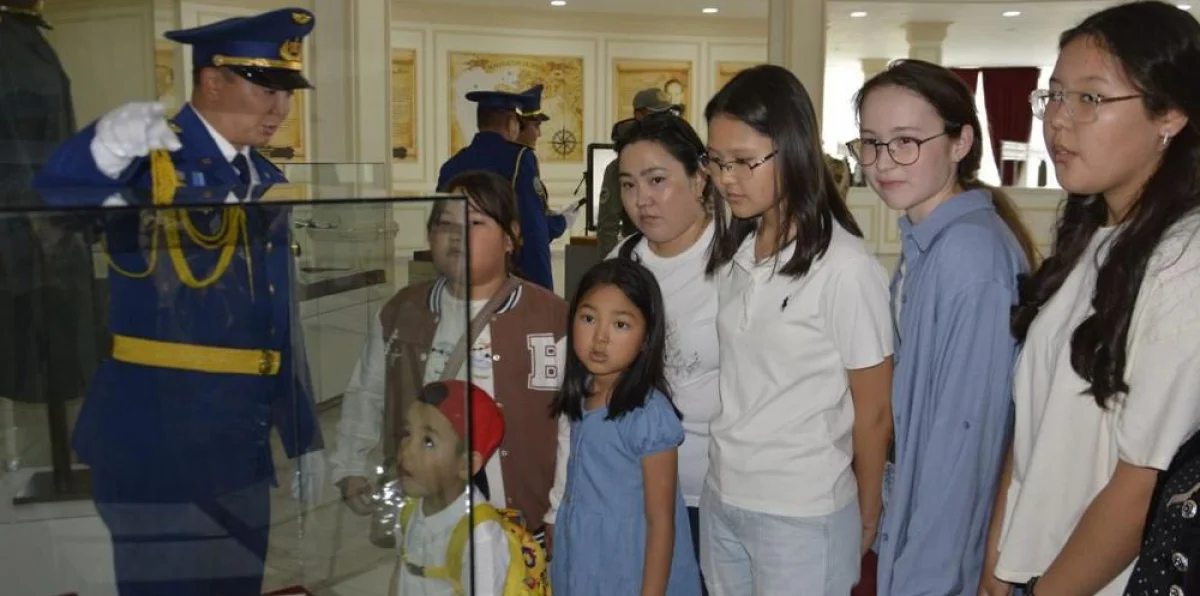 Военные рассказывают о выставке. Фото предоставил Н.Шалабаев