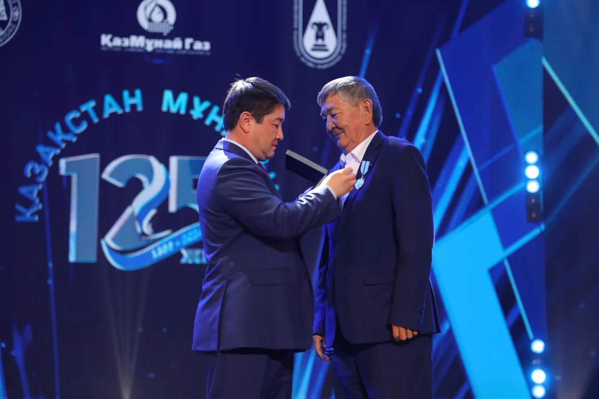 Ветераны и работники нефтегазовой отрасли награждены юбилейными медалями, почетными грамотами  и благодарственными письмами