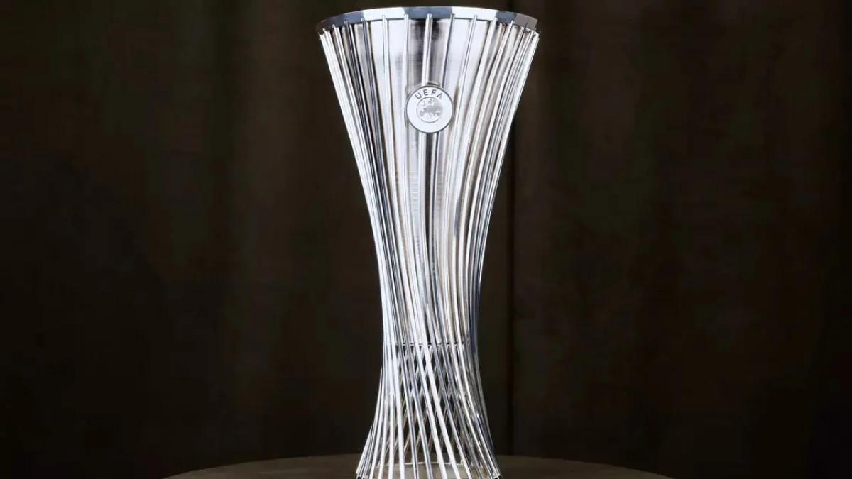 Трофей победителю Лиги конференций. Фото: Claudio Lavenia - UEFA/UEFA via Getty Images