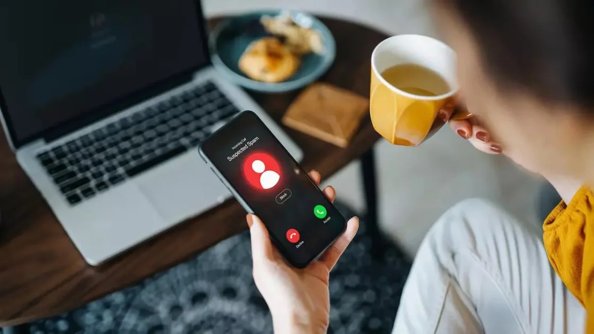 Қысқа юбка киген сатушы әйелді былғады